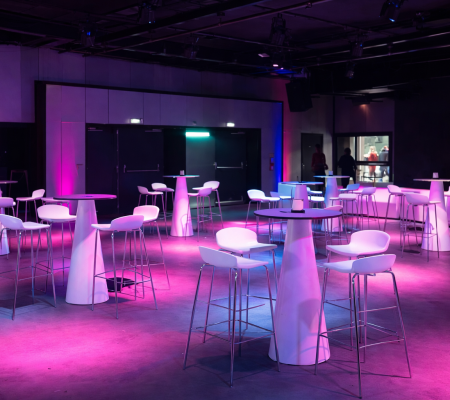 Mange-debout et tabourets