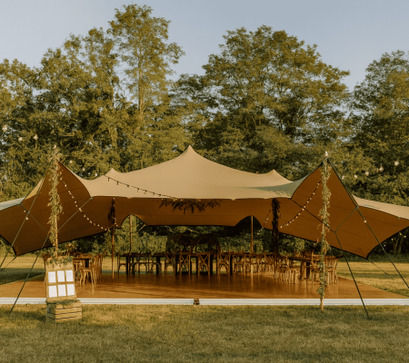 Tente stretch avec mobilier