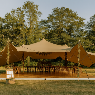 Tente stretch avec mobilier